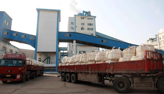 Nhà máy soda ash và xe tải đã chất hàng