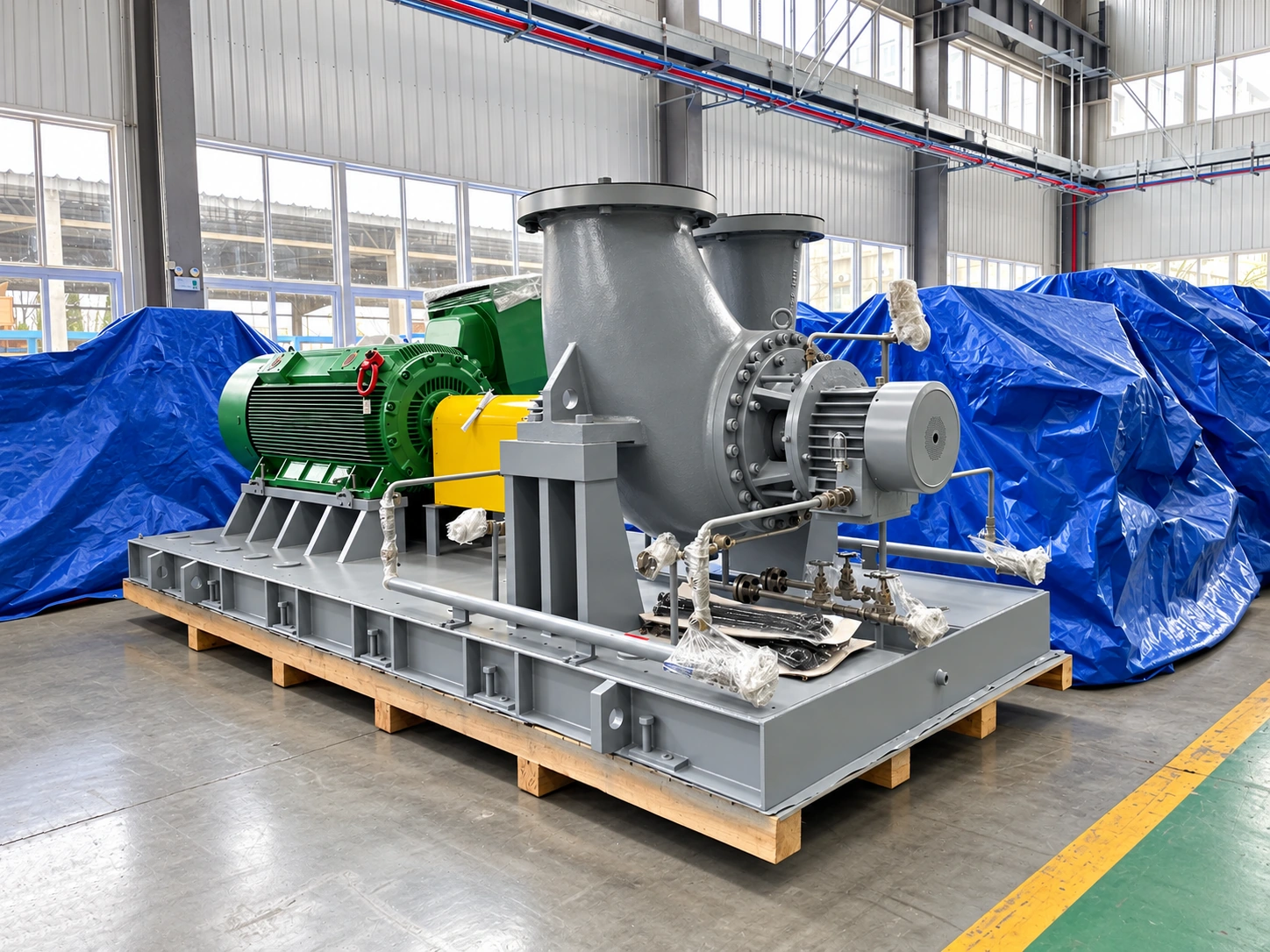Bơm BB2 và động cơ xanh lá trên bệ với tấm chắn khớp nối màu vàng.
