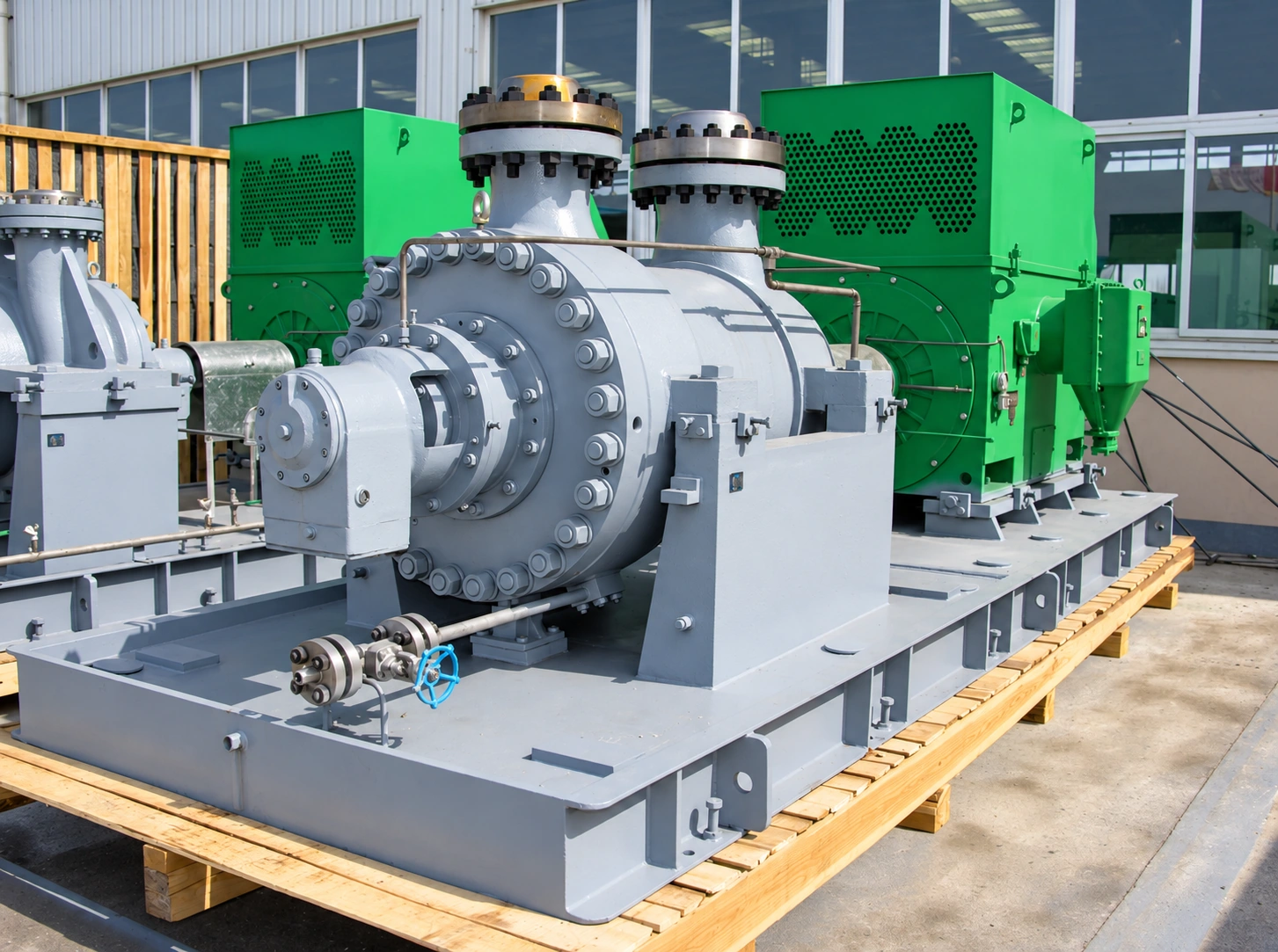 Cụm bơm vỏ thùng với động cơ xanh lá trên giá đỡ vận chuyển.