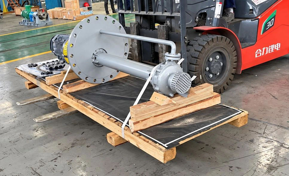 Bơm cột dài trên pallet vận chuyển cạnh xe nâng đỏ.