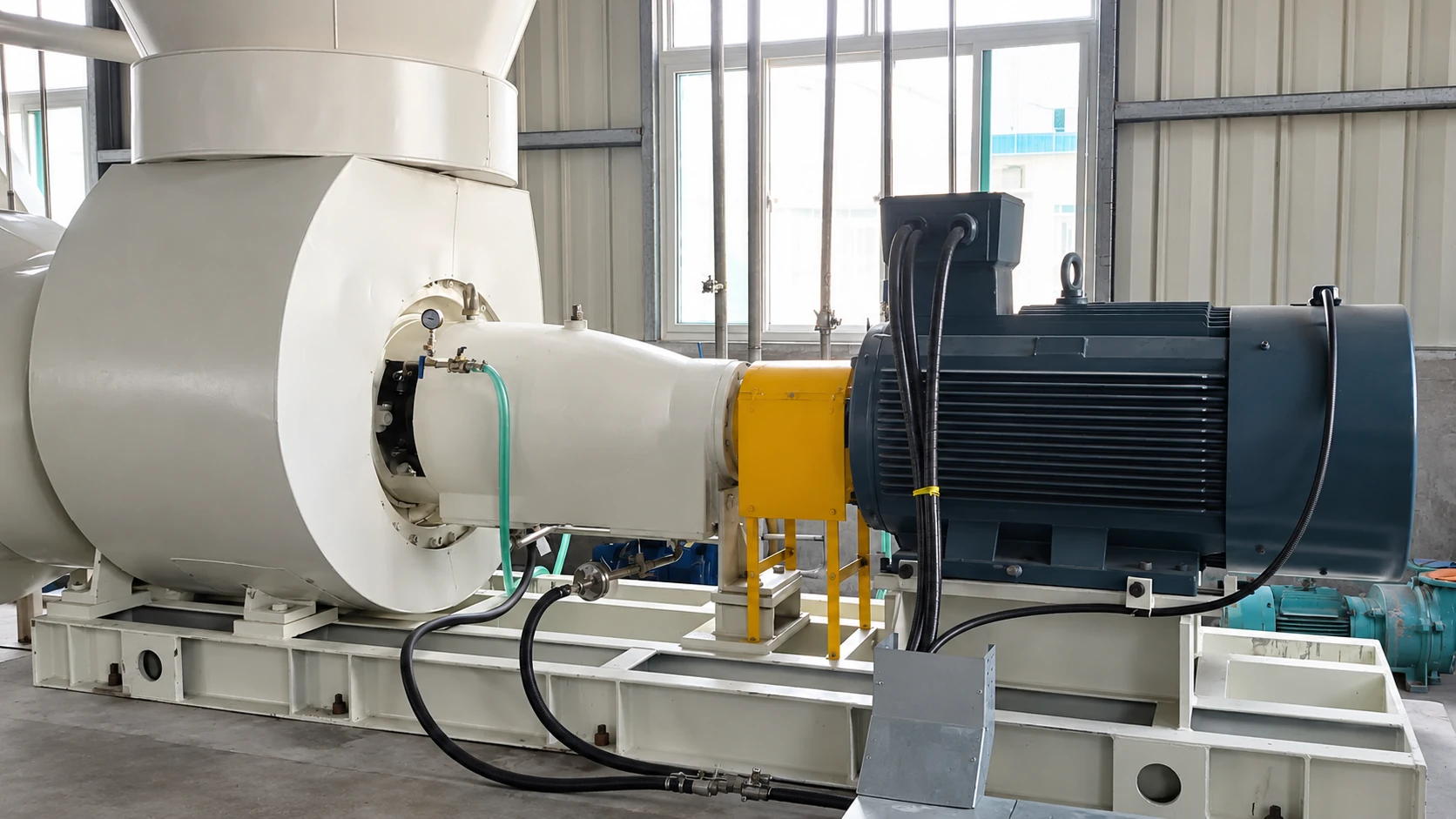 Mặt bên bơm hướng trục hóa chất với động cơ điện và tấm chắn khớp nối màu vàng.